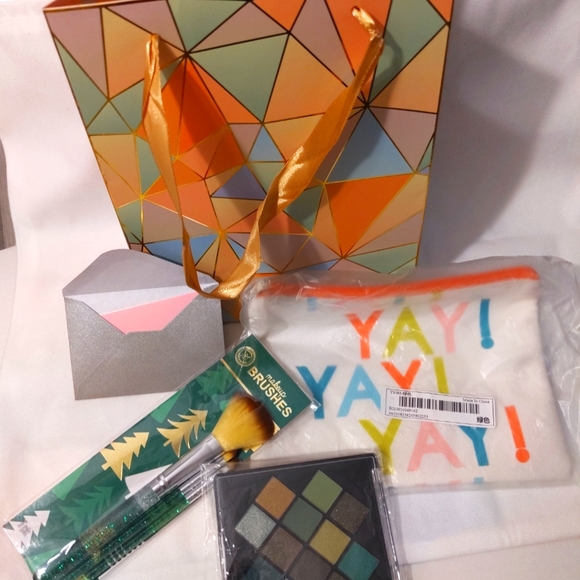 Premium Green Makeup Gift Set - Picture 7 of 9